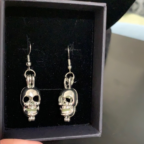 Skull Earrings - Picture 7 of 7